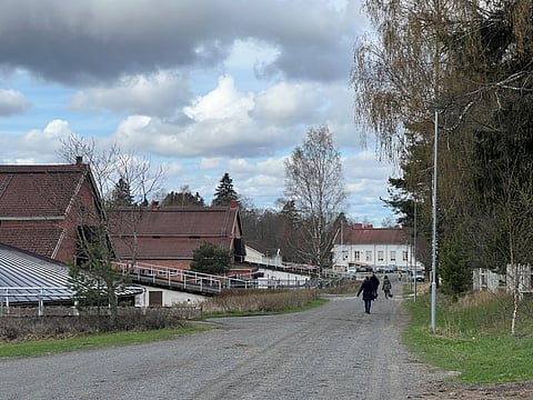Hevosopiston talousluvut ovat kääntyneet parempaan. Taustalla näkyvää oppilasruokalaa on korjattu viime vuonna.