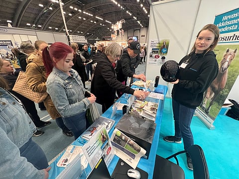 Loviisa Mäenpää toimii onnettarena kypäräarvonnassa tänään sunnuntaina klo 17.