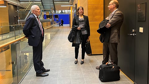 Käydyssä riita-asiassa on ollut ensisijaisesti kyse osapuolten 23.12.2020 tekemien sopimusten yksittäisten ehtojen pätevyydestä. Kyse oli Pauliina Mansikkamäen sovinto- ja toimitusjohtajasopimuksista, jotka oli allekirjoittanut Hevosopiston silloinen hallituksen puheenjohtaja Thomas Stenius. Kuvassa myös juristi Jarkko Pehkonen.