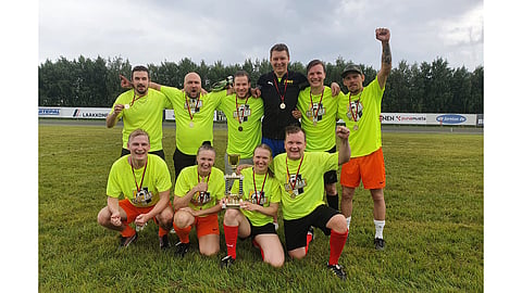 Kuva viimevuotisesta voittajajoukkueesta FC Fläbästä.