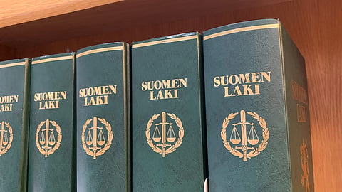 Pariskunta löysi uhrinsa Turun eläinsuojeluyhdistyksen omistamalla hevostallilla keskeisellä paikalla Naantalin kaupungissa.