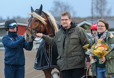 Wolt toi härmäläisen Pekka Lillbackan ja Emilia Levulan voittajaseremonioihin. Turussa hevosen matkassa oli Chloe Pettersson (vas).