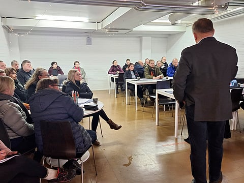 Forssan alueen hevosihmiset kokoontuivat Pilvenmäelle kuuntelemaan Hippoksen puheenjohtajan Antti Lehtisalon alustusta.