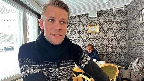 "Pariisin olympiajoukkueeseen toivon pääseväni, ja mitaleille joukkueena, en henkilökohtaisesti", Daniel Bachmann Andersen kertoo Ypäjän Hevosopiston ruokalassa.
