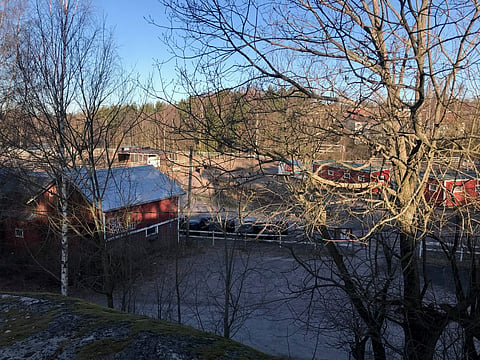 Entisen Etelä-Espoon ratsastuskoulun alueelle on suunnitteilla mittavaa hevosurheilu- ja virkistystoimintaa. Kuva on vuodelta 2020, jolloin toiminta vanhoissa ratsastuskoulun rakennuksissa oli jo loppunut, mutta alueelle suunniteltiin yhä toimintaa entisen yrittäjän toimesta. Nämä hankkeet kaatuivat monista syistä.