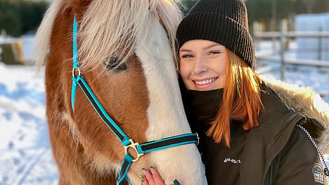 Milla Jarva osti viime syksynä neljällä valkoisella sukalla ja leveällä läsillä koristellun, 2-vuotiaaksi kääntyneen Kompiaisen. ”Sen suku on aika mielenkiintoinen, eikä tiedä, tuleeko siitä ratsu vai ravihevonen. Se on kuitenkin mun sievä kultapoika, tulee siitä mitä tahansa.”