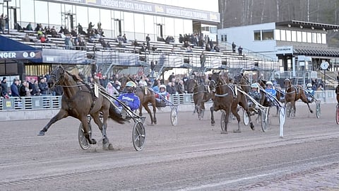 Phoenix Photo voitti viimeksi vakuuttavasti C Th Ericssons Memorialin Björn Goopin ohjastamana. Lauantaina kuskin pestiä hoitaa Magnus A Djuse.