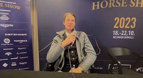 FEI:n linjaus vaikuttaa vielä epäselvältä, mutta ilmeisesti tarkoituksena on, että ainoastaan lajiliitot ja FEI:n oma tv-yhtiö saavat ottaa videoita esimerkiksi
maailmancup-kisojen pressitilaisuuksista. Stillkuva videosta, jossa Hevosurheilu Ratsastus haastatteli Kevin Stautia lokakuussa Jäähallissa.