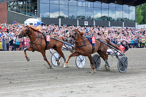 Kuninkuusraveissa saatiin ihastella V.G. Voiton (2) ja Evartin (4) välisiä kamppailuja.