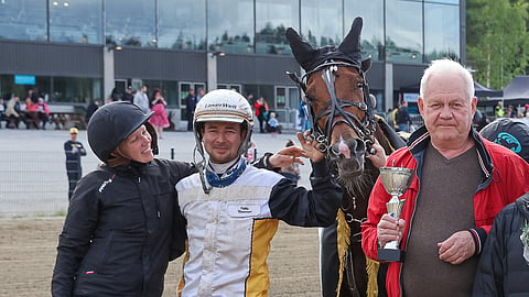 Ravihevonen Velvet Gold, kasvattaja-omistaja Esa Eskelinen