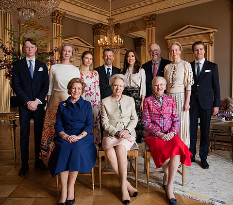 Tanskan kuningashuoneelta tuli vahva signaali maan ratsastajainliitolle. Alarivissä vasemmalta kuninkaalliset sisarukset Anne Marie, prinsessa Benedikte sekä Tanskan kuningatar Margareeta II.
Ylärivissä vasemmalla Benedikten tytär olympiaratsastaja Nathalie zu Sayn-Wittgenstein, keskellä Tanskan kruununprinssi Frederik Mary-vaimoineen ja kreivi Michael Ahlefeldt Laurvig Bille, Nathalien siskon Alexandran mies.