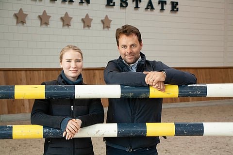 Valmentaja Vincent Voorn rakennuttaa parhaillaan uutta tallia, jonne Aura Vasama muuttaa vielä tämän syksyn puolella. Tämä vuosi on oltu evakossa Utopia Equestrian Estatella Meijelissä.