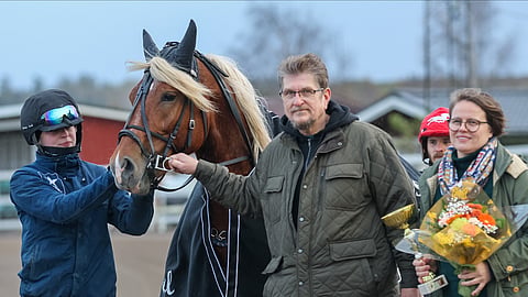 Ravihevonen Wolt, hoitaja Chloe Pettersson, omistaja Pekka Lillbacka ja hänen puolisonsa Emilia Levula Turussa 7.10.2023