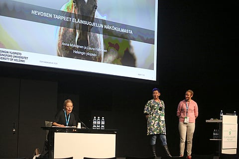 Laura Hänninen ja Anna Mykkänen pitivät luennon duettona.