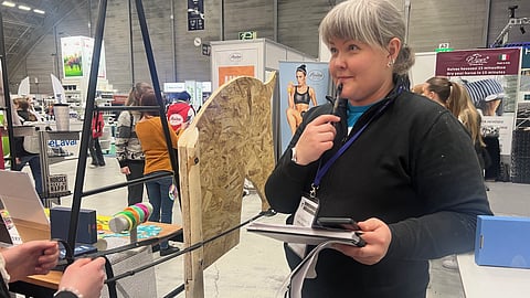 Tässä mitataan ohjaspainetta. Niina Kirjorinne ohjaa testiä.