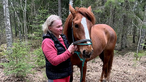 B. Soraja yhdessä hevosta kovasti etsineen Heli Borgströmin kera.