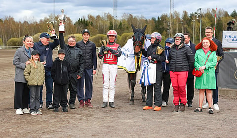 Lightning Stride oli Arvid Åvallin Tammaderbyn juhlittu sankaritar. Petri Tarrimaa pääsi nostamaan pokaalia korkeimmalle.