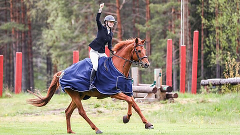 Harjun kenttäratsastuskilpailut: Juuli Norha ja Kamelotas kunniakierroksella.