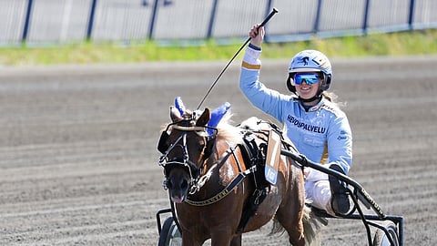 Pikku Humanteri ja Ronja Gröman ottivat yleisönsä ponilähdössä.