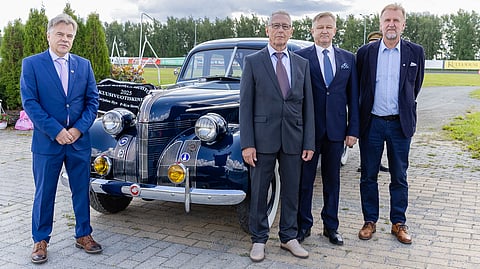 Toimitusjohtaja Pasi Pykäläinen kuvattuna Joensuun juhlaravien avajaisseremonioissa puheen pitäneiden radan hallituksen puheenjohtajan Pekka Kukkosen, Suomen Hippoksen puheenjohtajan Antti Lehtisalon ja kansanedustaja Seppo Eskelisen kanssa.