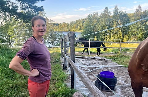 Riitta Rautiainen odottaa uusia hampaita. Etuhampaat irtosivat hevosen potkusta, eikä niitä sen koommin maasta enää löytynyt.