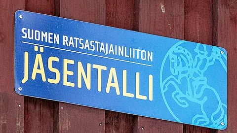 Siirilän Ratsastuskeskus on SRL:n jäsentalli.