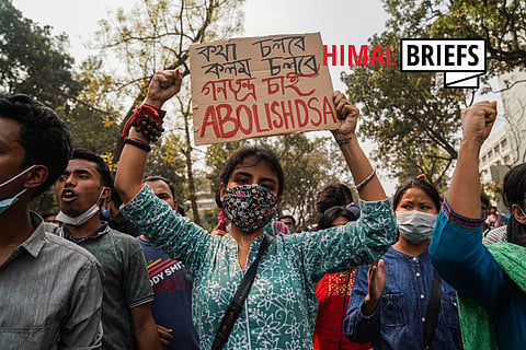Protesters holding placards during a demonstration following the death of writer Mushtaq Ahmed under police custody. Mushtaq was jailed under the controversial Digital Security Act (DSA). March 2021, Dhaka, Bangladesh. Photo: ZUMA Wire / IMAGO.