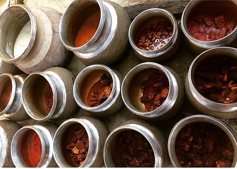 Preparation of wazwan, a multi-course Kashmiri meal with a variety of meats, including mutton and beef. Caste, and caste-based prejudice around certain foods, causes fault lines within Kashmiri Muslim society, even though not much has been written about this.
Photo courtesy: Burhan Majid