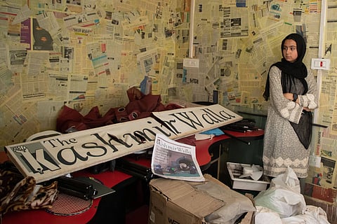 The eviction of The Kashmir Walla from its offices a day after the Indian government blocked the independent website and its social media handles under its Information Technology Act. A new report finds that most parts of Southasia lack economic and political environments that enable independent media to function. Photo: IMAGO/Pacific Press Agency