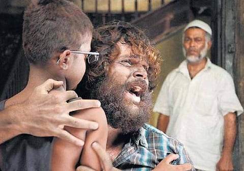 6 மெழுகுவர்த்திகள் - விமர்சனம் : பதறவைக்கும் பயணம்
