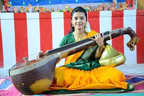 கலைமகள் கைப்பொருளே.. உன்னை கவனிக்க ஆளில்லையோ!