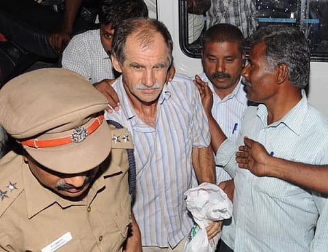 அமெரிக்க கப்பல் பொறியாளர் தூக்கிட்டு தற்கொலை முயற்சி- போலீஸ் விசாரணையில் இருந்து தப்பிக்க நாடகமா?