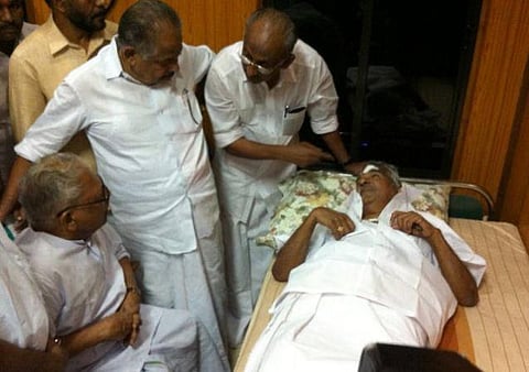 மருத்துவமனைக்குச் சென்று உம்மன் சாண்டியை நலம் விசாரித்தார் அச்சுதானந்தன்