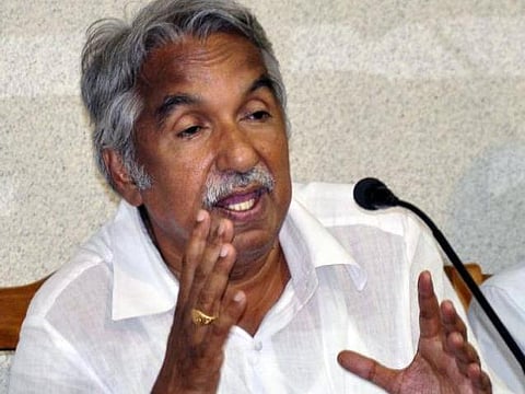 உம்மன் சாண்டி மீது கல்வீச்சு: கேரளாவில் காங்கிரஸ் கட்சியினர் ஆர்ப்பாட்டம்