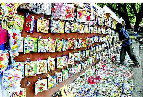 வாழ்த்து அட்டைகளும் குறுஞ்செய்திகளும்!