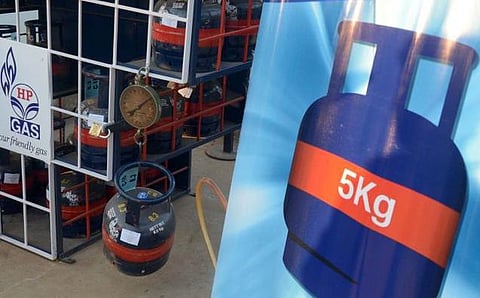 நாடு முழுவதும் 5 கிலோ சிலிண்டரை பெட்ரோல் நிலையங்களில் விற்க அனுமதி