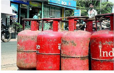 சிலிண்டர் விலை மாதந்தோறும் ரூ.10 வரை அதிகரிக்க வாய்ப்பு?