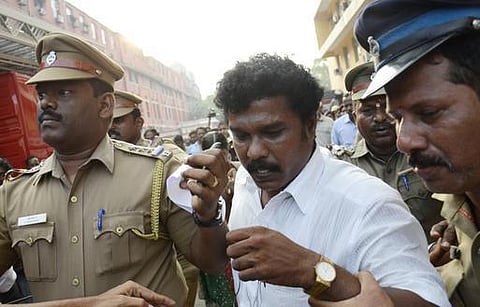 9-வது மாடியில் ஏறி தற்கொலை மிரட்டல் - சஸ்பெண்ட் ஆன ரயில்வே ஊழியர் கைது