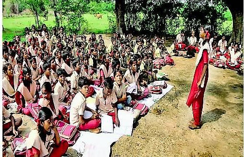 விழுப்புரம்: பள்ளி விரிவாக்கத்துக்கு இடம் கோரி மரத்தடியில் பாடம் படித்த மாணவர்கள்