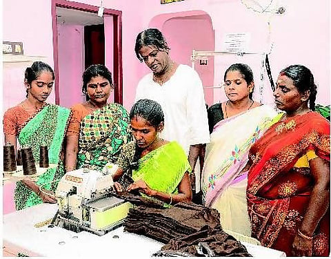 கார்மென்ட்ஸ் தொழிலில் கலக்கும் திருநங்கைகள்