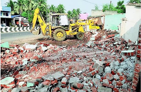 ஆக்கிரமிப்புகள், சில அனுபவங்கள்