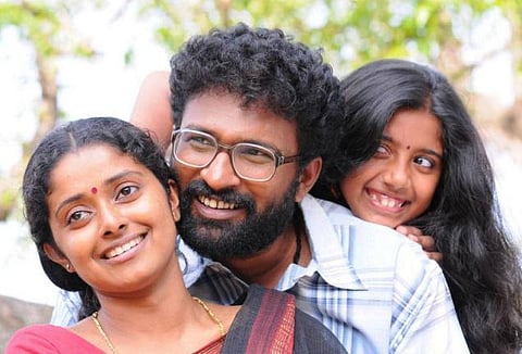 சிவப்பு கம்பள வரவேற்பில் தங்க மீன்கள்