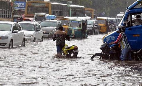 சென்னையில் பலத்த மழை: ஏரிகளுக்கு நீர்வரத்து அதிகரிப்பு