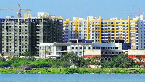 கடலோரச் சாலையில் பெருகும் வீடுகள்