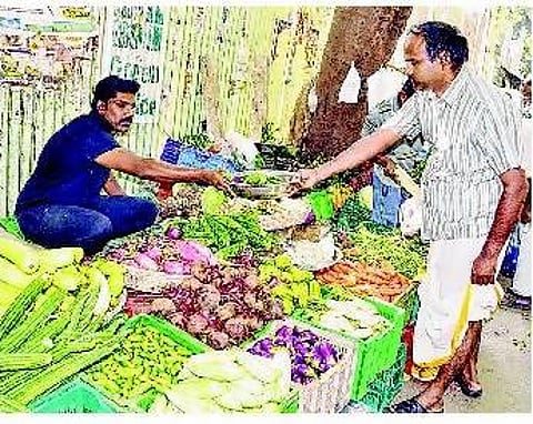 படித்தவர்களும் காய்கறி விற்கலாம்