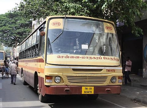 சென்னை மாநகரப் பேருந்தில் மாணவர்கள், பெண்ணுக்கு வெட்டு