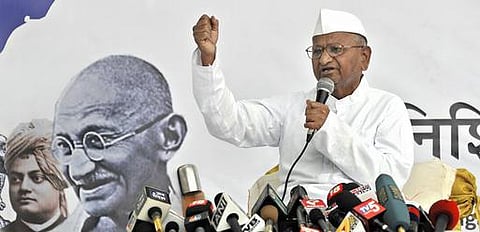 லோக்பால் நிறைவேற்றம்: ஹசாரே உண்ணாவிரதம் வாபஸ்
