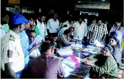 குறைந்த விலை வீட்டுமனைகளை வாங்க 5 ஆயிரம் பேர் மனு - சி. எம். டி. ஏ. வில் அலைமோதும் மக்கள் கூட்டம்