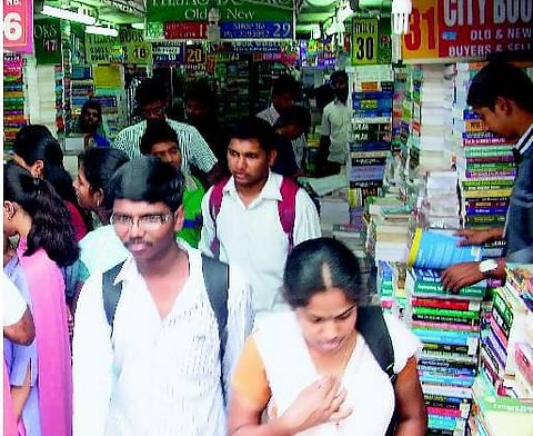 விற்பனையோ பழைய புத்தகம்; செய்வதோ மருத்துவ சேவை!
