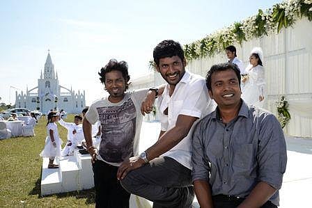 நான் சிகப்பு மனிதன் படத்திற்காக சர்ச் செட்